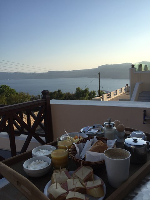 Ilha de Santorini, café-da-manhã no hotel santorini_williamns_house, 