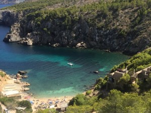 cala d'en serra linda, porém a parte para banho bem pequena, levar sua comidinha e bebida.