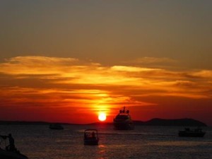sunset mais lindo de Ibiza sant antoni de portmany, imperdível reserve uma mes no famoso café del mar